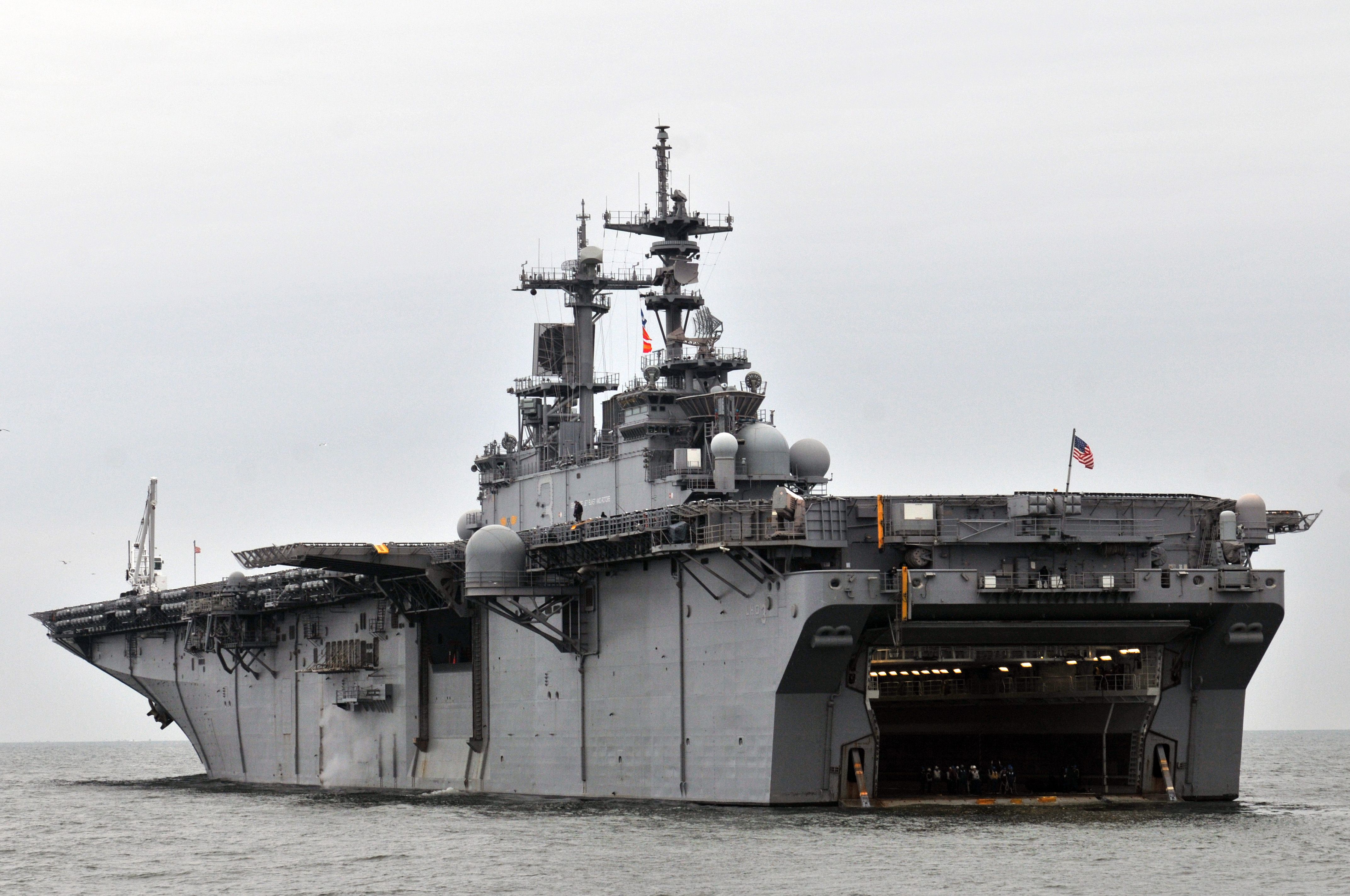 US_Navy_120109-N-UM734-392_The_amphibious_assault_ship_USS_Kearsarge_(LHD_3)_is_anchored_while...jpg