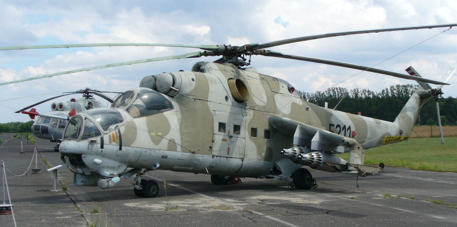 Mi-24D_Hind_Attack_Helicopter_%28Berlin%29.jpg